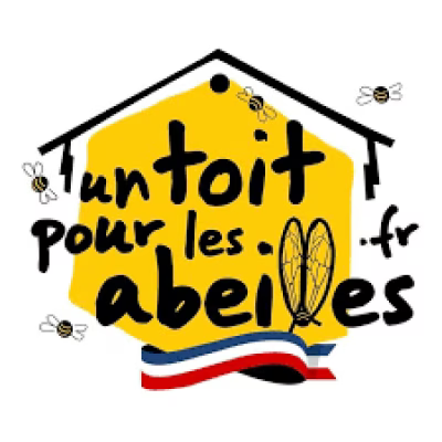 Logo de l’association Un Toit Pour Les Abeilles avec une maison jaune, des abeilles dessinées autour, et le drapeau français en bas.