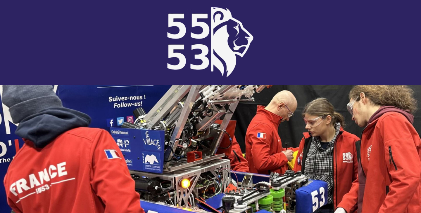 Équipe Robo'Lyon en pleine préparation de leur robot lors d’une compétition internationale de robotique.