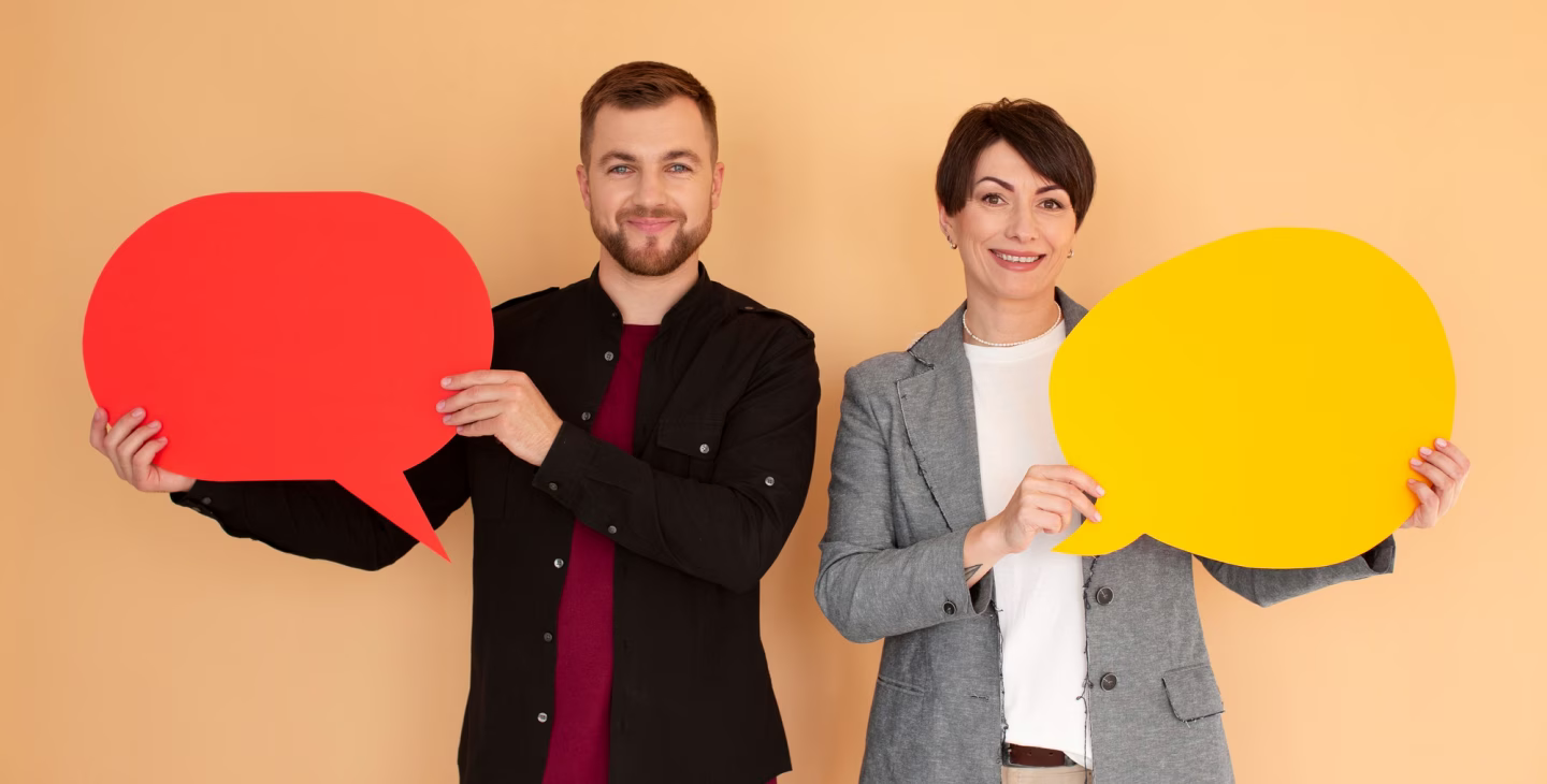 Deux collaborateurs tenant des bulles de dialogue colorées pour illustrer le baromètre social du Groupe Kardol.