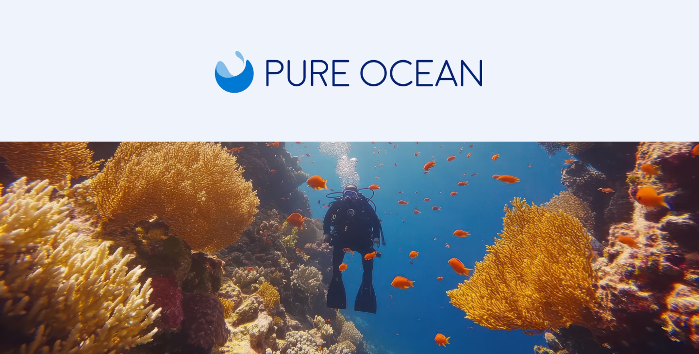 Logo Pure Ocean au-dessus d’un plongeur évoluant au milieu d’un récif corallien